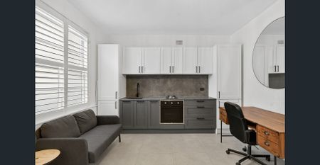 Renovated studio in the iconic "New Yorker" - Photo 4