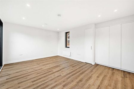 A brand newly refurbished two bedroom apartment - Photo 3