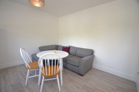2 bed Flat for Rent - Photo 2