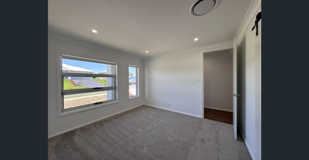 Stunning New Home on Level Corner Lot - Multiple Living, Generous Yard, Ducted Air Con, Alfresco - Photo 1