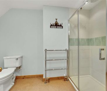 An impressive detached house in one of Farnham's most desirable areas - Photo 6
