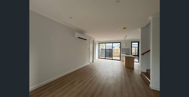 Nearly New 2 Bedroom plus Study Townhouse Close To Northland Shopping Centre! - Photo 1