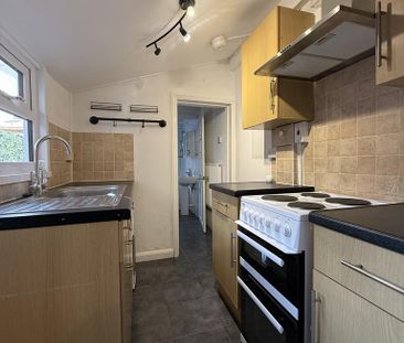 2 bedroom end of terrace house to rent - Photo 4