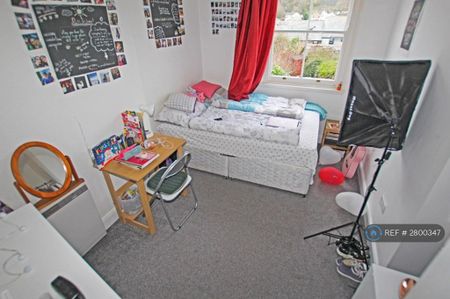 3 bedroom flat to rent - Photo 4