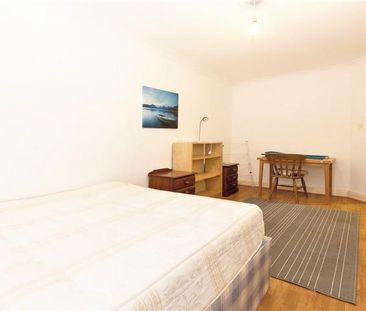 2 Bedroom, 1 bath, 1 reception Flat - Photo 3