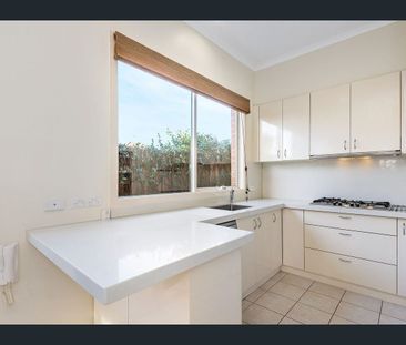 Set at the rear of a small boutique development - Photo 3