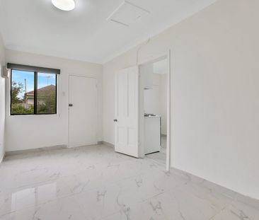 Refreshed, Modern And Spacious, Oversized And Private One Bedroom C... - Photo 3