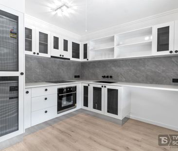 Renovated ground floor poolside unit in the hub of Edge Hill - Photo 6