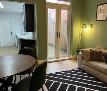 6 bedroom terraced house to rent - Photo 1