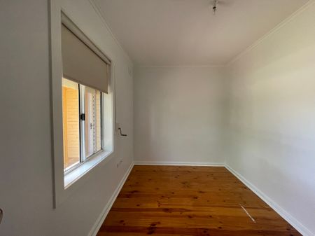 Neat and tidy, renovated home! - Photo 2