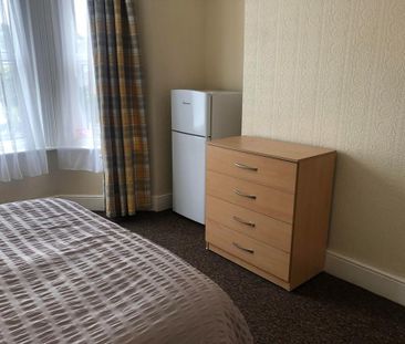 1 bedroom in a house share to rent - Photo 2