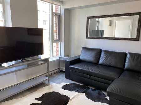 Thoughtfully Designed Yaletown 2 Bedroom With Flexible Solarium Space - Photo 2