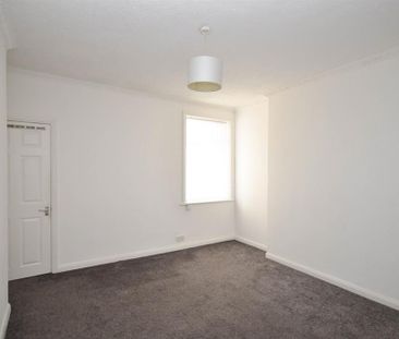 3 bedroom flat to rent - Photo 4