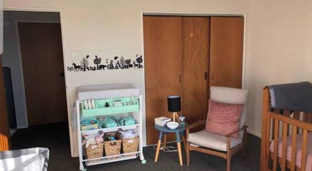 IMMACUATELY PRESENTED 2 BDRM MODERN TOWNHOUSE - Photo 4