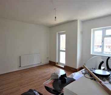 4 bedroom flat to rent - Photo 1