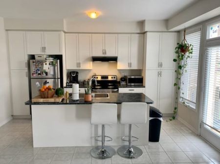 Three bedroom detached home in Niagara Falls - Photo 4