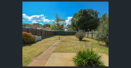 Charming Cottage In The Heart Of Newtown - Photo 5