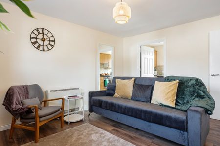 2 Bed Flat, Manchester Court, E16 - Photo 2