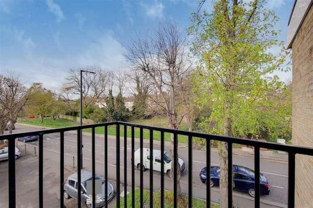 Holly Lodge, Winchmore Hill, London, N21 - Photo 2