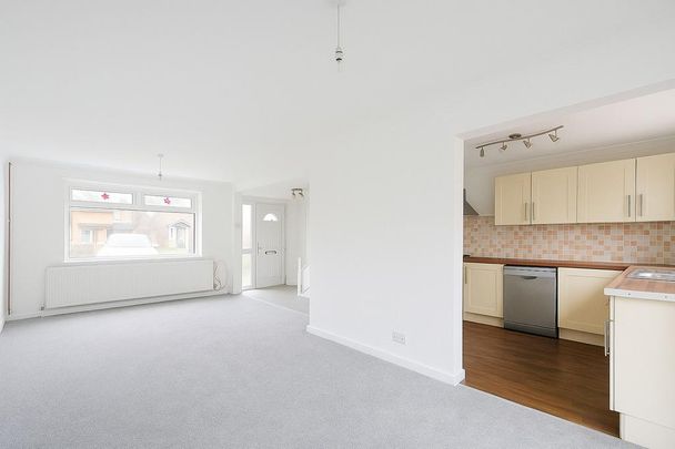 3 bedroom semi-detached house to rent - Photo 1