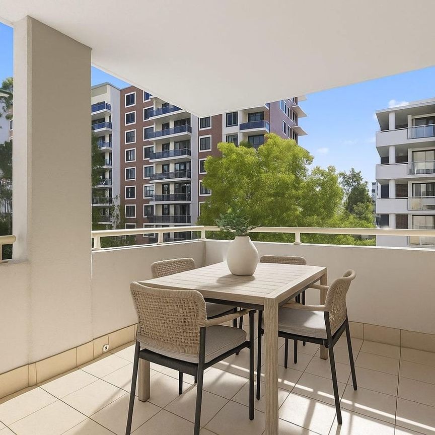 Modern Apartment In Ideal Location - Photo 1