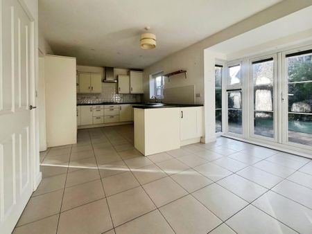 3 bedroom semi-detached house to rent - Photo 2