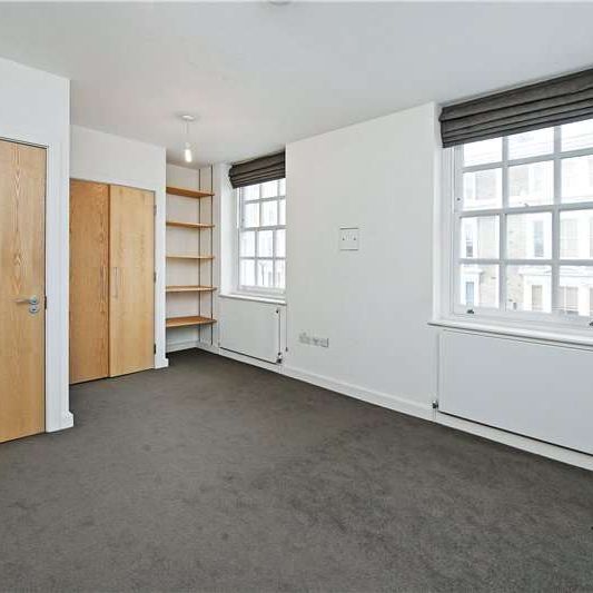 A well located studio flat with its own bathroom and shared kitchen facilities. - Photo 1