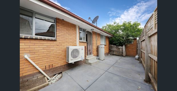 Charming unit in the heart of Ivanhoe - Photo 1