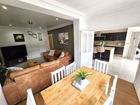 5 bedroom detached house to rent - Photo 2