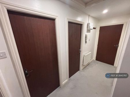 2 bedroom flat to rent - Photo 2