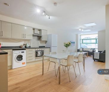 4 bedroom flat to rent - Photo 2
