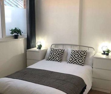 Victoria Park Square Room 1 - Photo 6