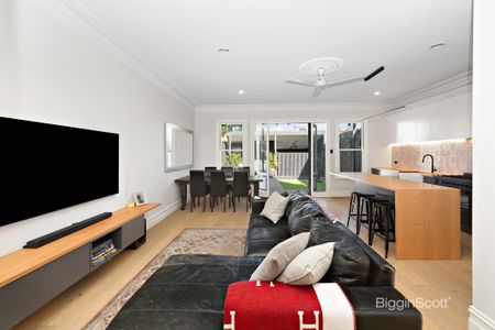 Stylish Inner-City Living in Prime Richmond Location - Photo 4