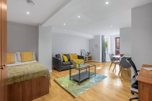 GARDEN FLAT, 242 VINERY ROAD Leeds - LS4 2LA - Photo 1