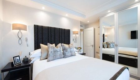 This apartment has been refurbished to seamlessly blend luxury and practicality, offering superb well appointed bespoke living in one of London's most desired locations. EPC Rating: C | Council Tax Band: F - Photo 2