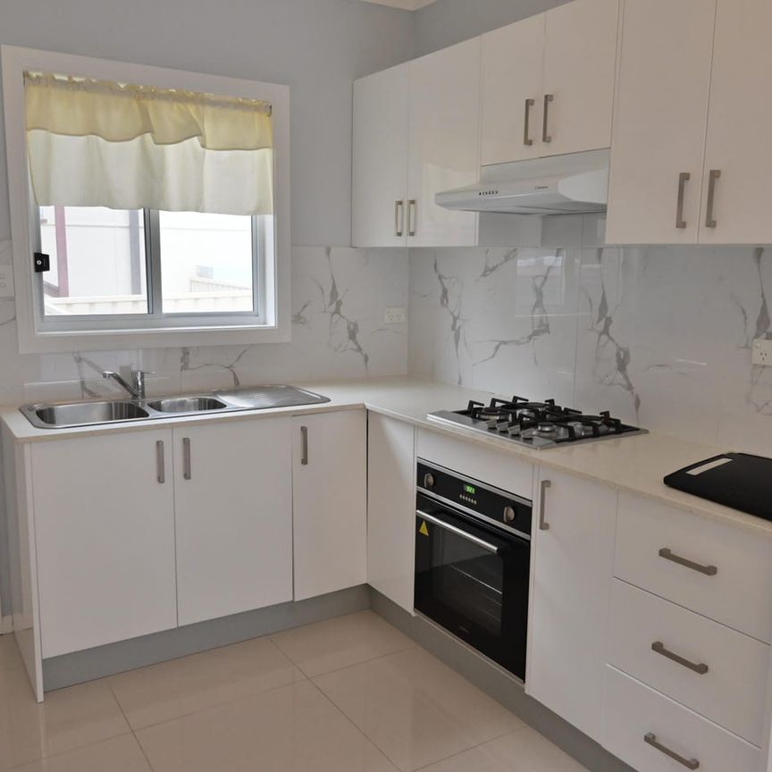 2 bedrooms young brick granny flat - Photo 1