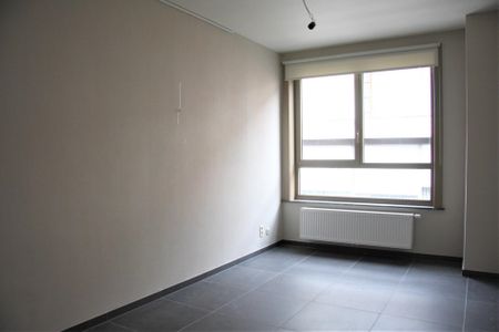 Stijlvol gerenoveerd appartement op de 1e verdieping met 3 slaapkamers in het centrum van Zottegem - Photo 3