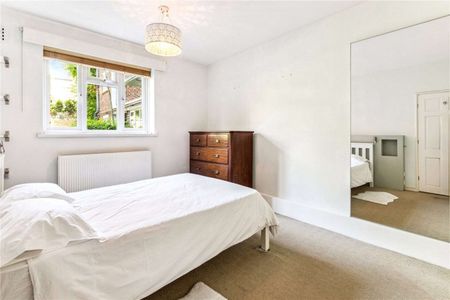 A charming, three-bedroom flat on Nightingale Lane. - Photo 2