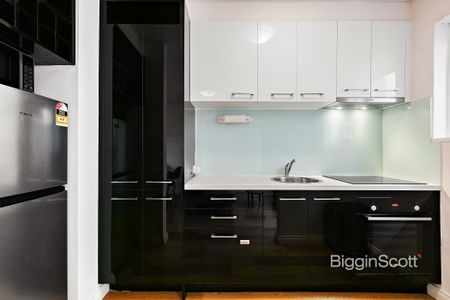 Sleek Furnished City-View Apartment in the Heart of Richmond - Photo 3