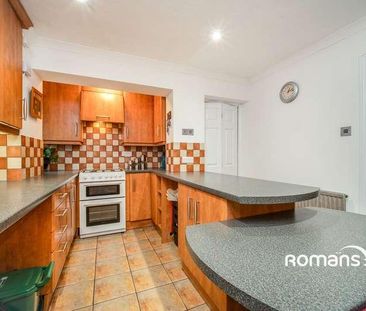 Christchurch Drive, Blackwater, Camberley, Hampshire, GU17 - Photo 3