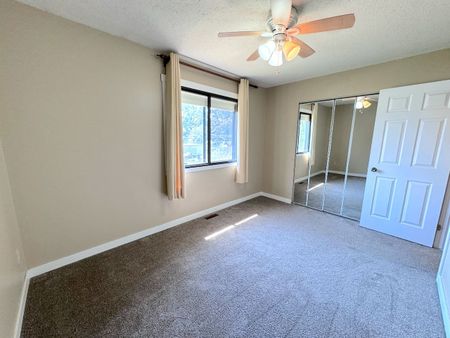 Dec.1st: Central – 3 bed, 2 bath main top floor suite - Photo 3