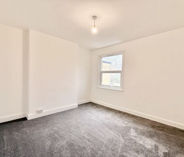 2 bed Flat Southview Drive, SS0 - Photo 2