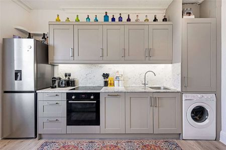 A newly refurbished two bedroom flat in a striking period mansion block close to the open spaces of Clapham Common - Photo 5