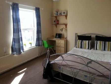 2 Bedroom Terraced To Rent in Lenton - Photo 3