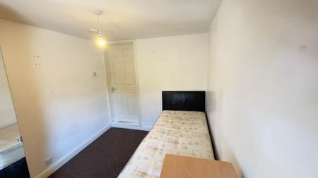 4 bedroom semi-detached house to rent - Photo 4