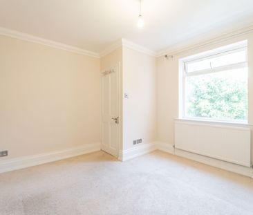 2 bed flat to rent in Alton Road, Poole, BH14 - Photo 2
