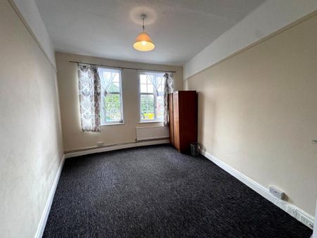 3 bedroom flat to rent - Photo 4