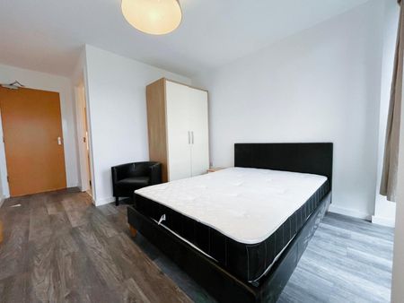 2 bedroom Flat To Let - Photo 3