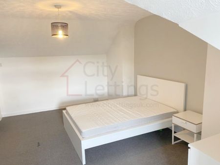 4 Bedroom Mid Terraced House - Photo 3