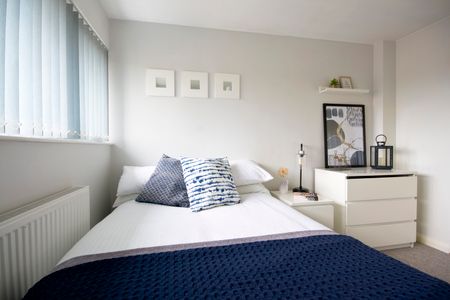 Sociable & spacious property with six ensuites, lounge and garden - Photo 3